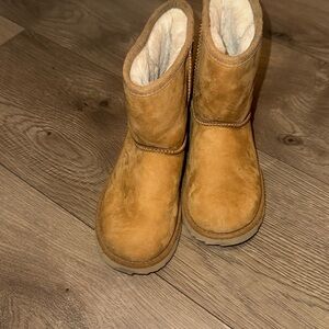 Chestnut kids Uggs size 11